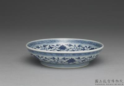 图片[3]-Dish with Indian lotus scrolls in underglaze blue, Qing dynasty, Qianlong reign (1736-1795)-China Archive